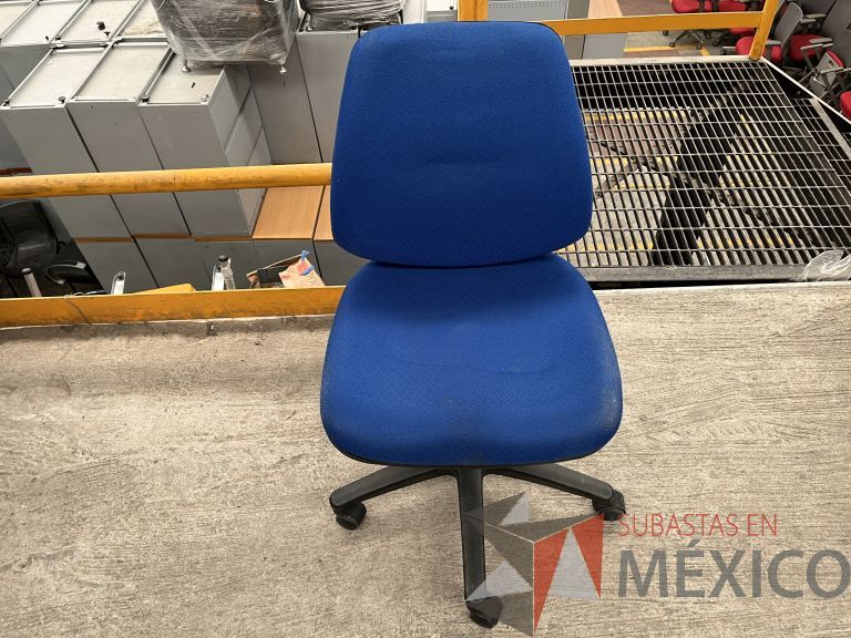 Lote 049 - 5 Sillas secretariales con ruedas, asiento y respaldo en tela color azul - Imagen 6