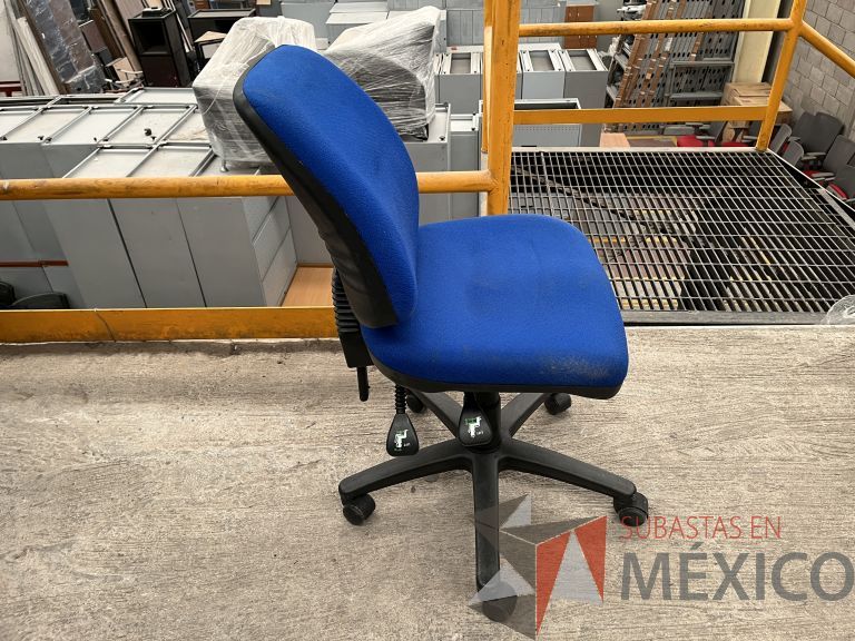 Lote 049 - 5 Sillas secretariales con ruedas, asiento y respaldo en tela color azul - Imagen 5