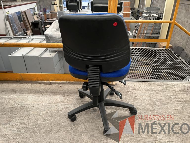 Lote 049 - 5 Sillas secretariales con ruedas, asiento y respaldo en tela color azul - Imagen 4
