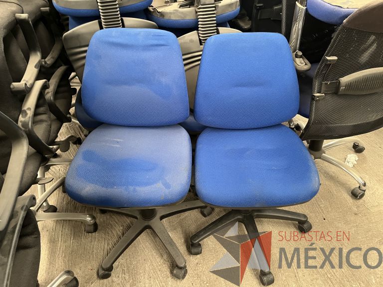 Lote 049 - 5 Sillas secretariales con ruedas, asiento y respaldo en tela color azul - Imagen 3