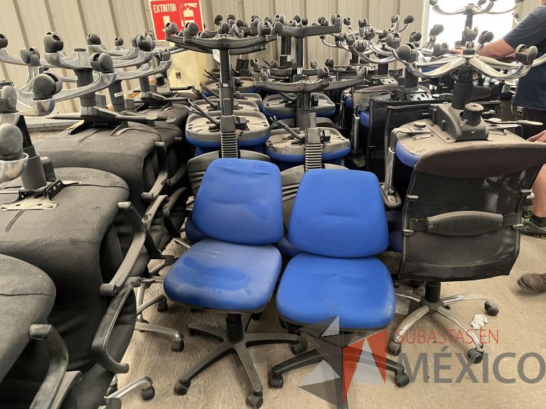 Lote 049 - 5 Sillas secretariales con ruedas, asiento y respaldo en tela color azul - Imagen 2