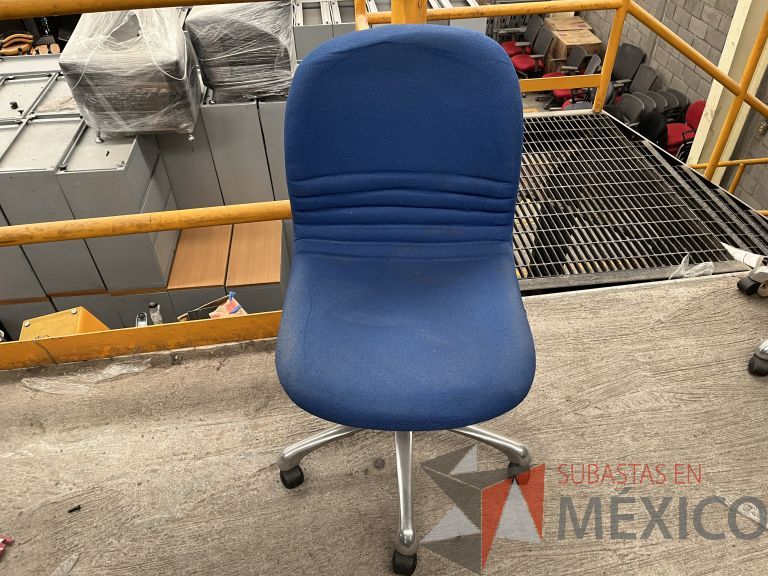 Lote 024 - 5 Sillas secretariales con ruedas, asiento y respaldo en tela color azul