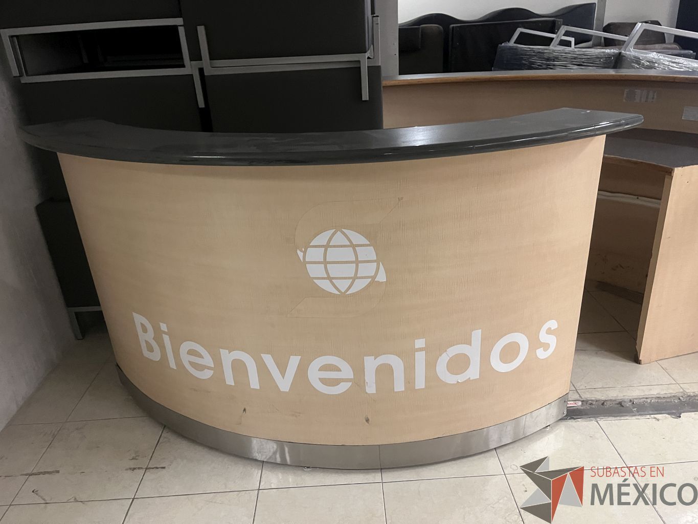 Lote 010 - Lote de mobiliario, componentes de estaciones de trabajo y Máquina de Expresso - Imagen 6