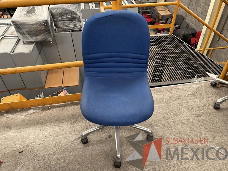 Lote 024 - 5 Sillas secretariales con ruedas, asiento y respaldo en tela color azul - Imagen 6