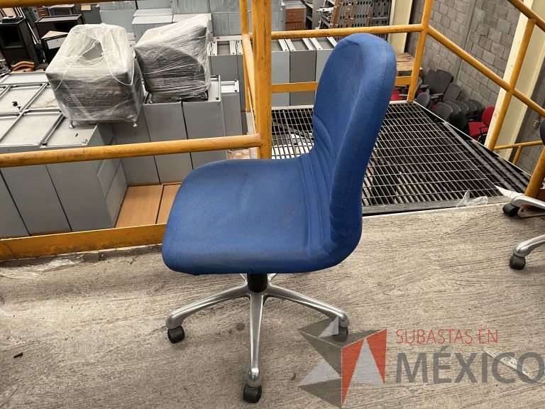 Lote 024 - 5 Sillas secretariales con ruedas, asiento y respaldo en tela color azul - Imagen 5