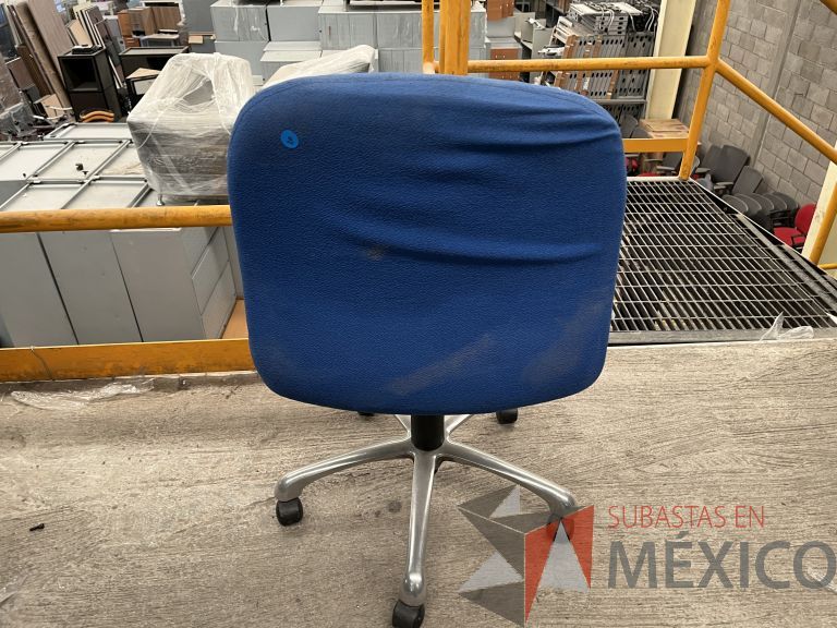 Lote 024 - 5 Sillas secretariales con ruedas, asiento y respaldo en tela color azul - Imagen 4