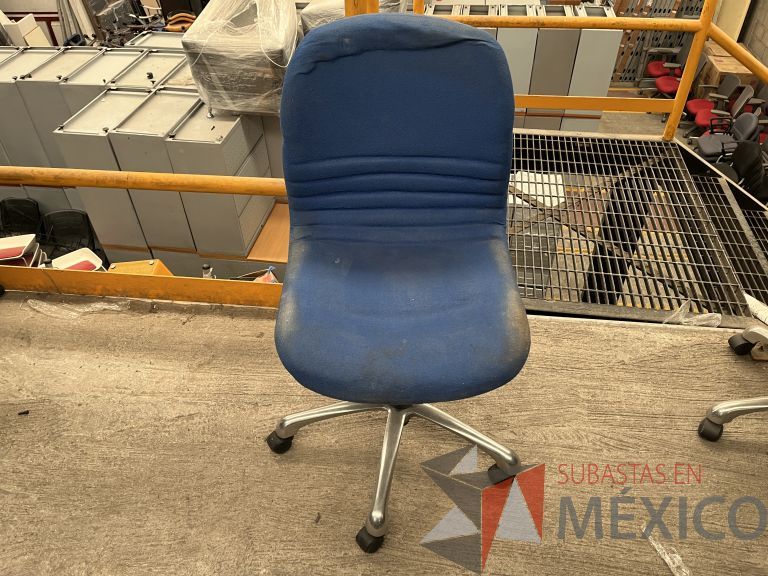 Lote 024 - 5 Sillas secretariales con ruedas, asiento y respaldo en tela color azul - Imagen 3