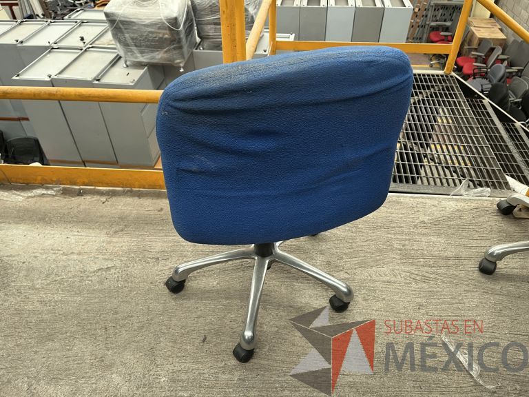 Lote 024 - 5 Sillas secretariales con ruedas, asiento y respaldo en tela color azul - Imagen 2