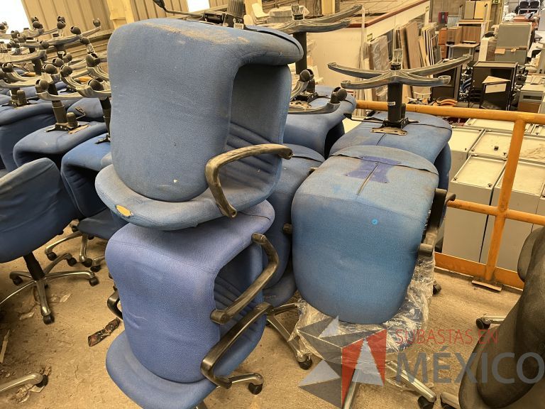 Lote 054 - 6 Sillas secretariales con ruedas, asiento y respaldo en tela color azul - Imagen 4