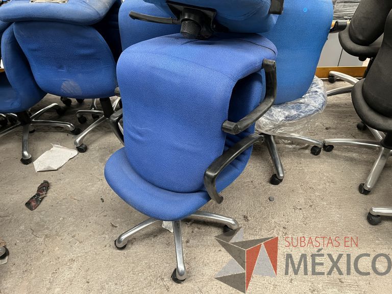 Lote 054 - 6 Sillas secretariales con ruedas, asiento y respaldo en tela color azul - Imagen 2