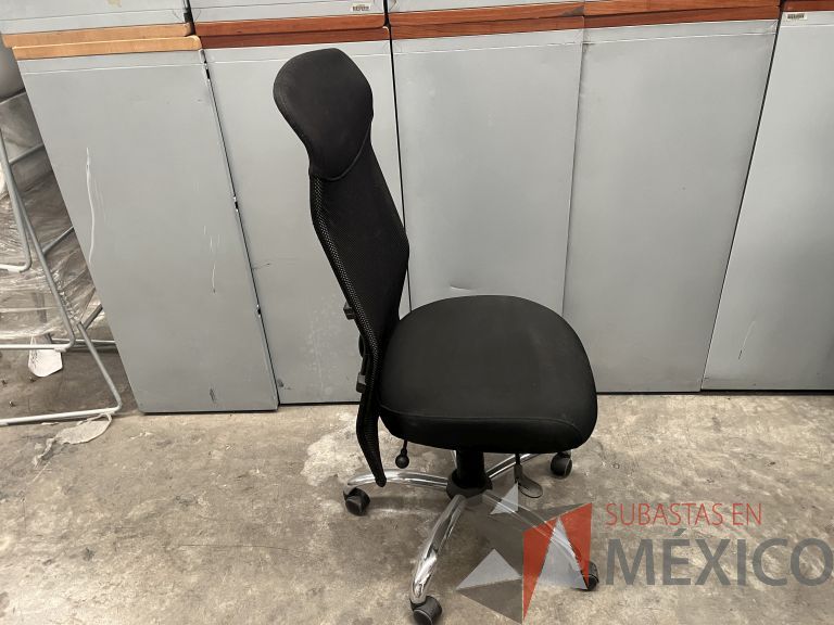 Lote 004 - Silla operativa con ruedas, descansabrazos, respaldo alto en malla y asiento en tela color negro - Imagen 3