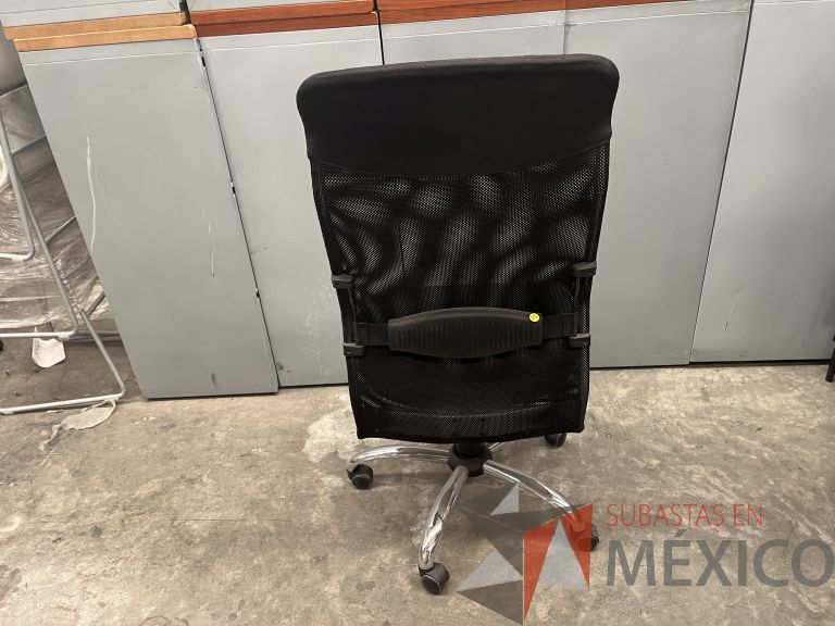 Lote 004 - Silla operativa con ruedas, descansabrazos, respaldo alto en malla y asiento en tela color negro - Imagen 2