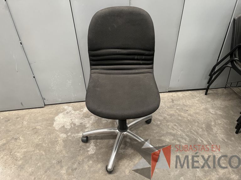 Lote 006 - Silla operativa con ruedas, asiento y respaldo en tela color negro