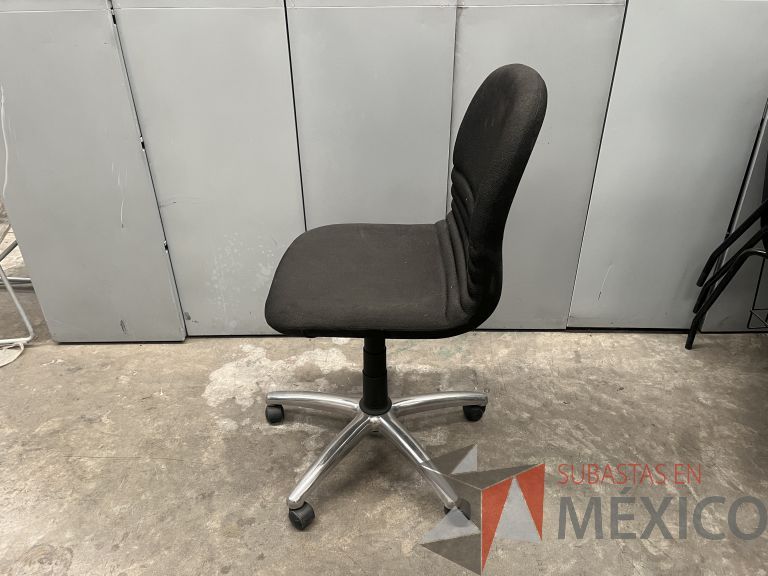 Lote 006 - Silla operativa con ruedas, asiento y respaldo en tela color negro - Imagen 3
