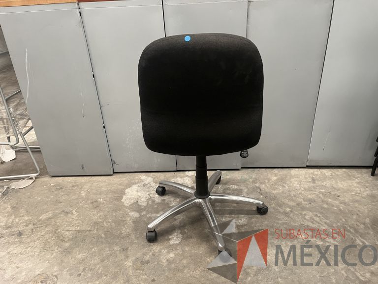 Lote 006 - Silla operativa con ruedas, asiento y respaldo en tela color negro - Imagen 2
