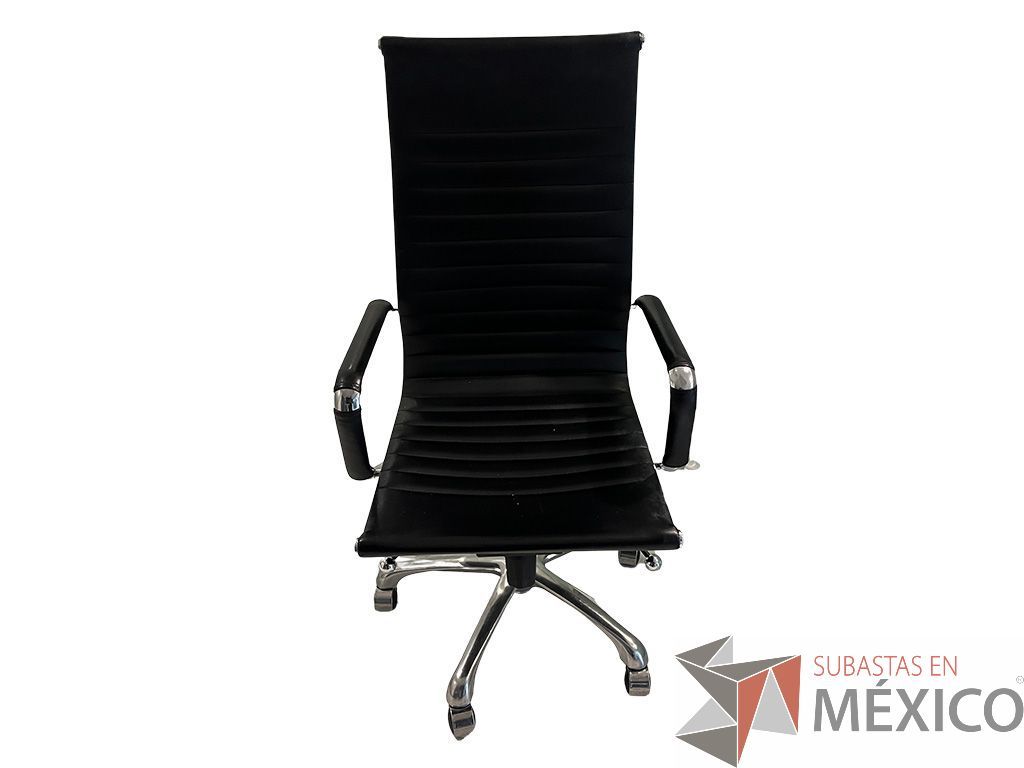Lote 038 - Silla ejecutiva con ruedas, asiento y respaldo color negro