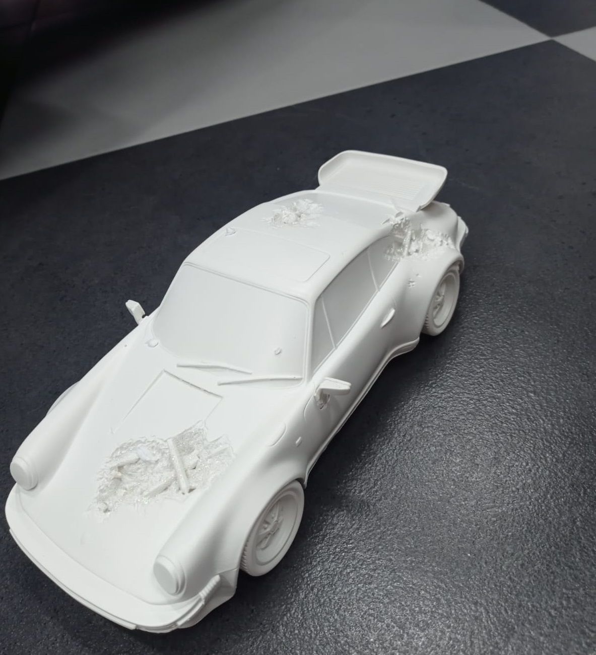 Lote 051 - Porsche 911 RS, Escultura, escala 1/24, 45 x 31cm