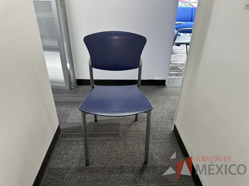 Lote 009 - Silla fija, asiento y respaldo en plástico color azul