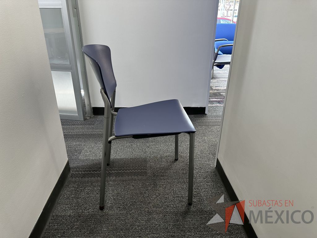 Lote 009 - Silla fija, asiento y respaldo en plástico color azul - Imagen 2