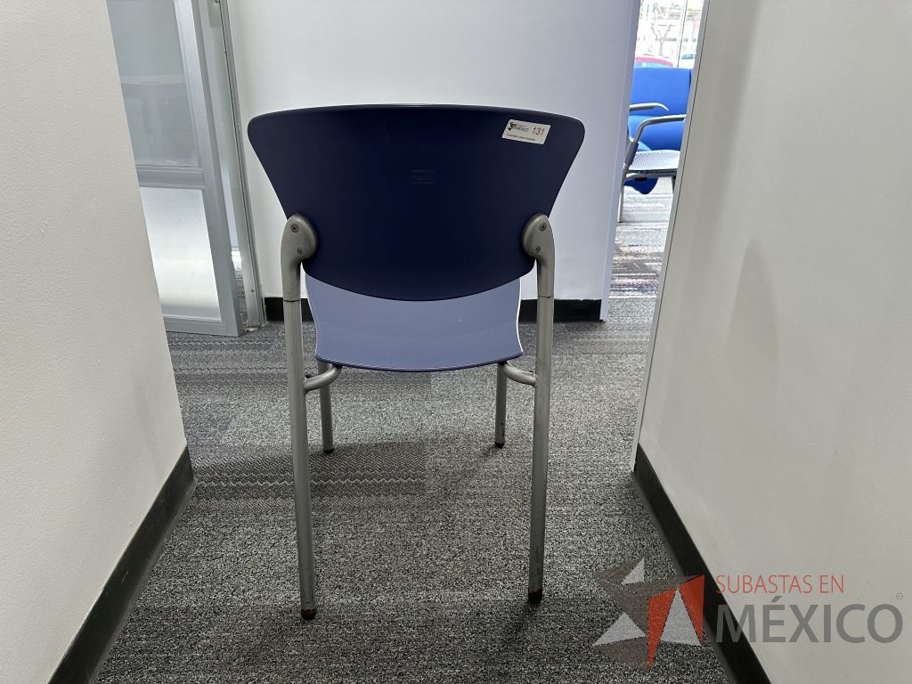 Lote 009 - Silla fija, asiento y respaldo en plástico color azul - Imagen 3