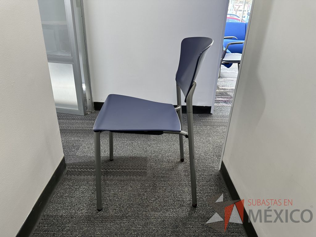 Lote 009 - Silla fija, asiento y respaldo en plástico color azul - Imagen 4