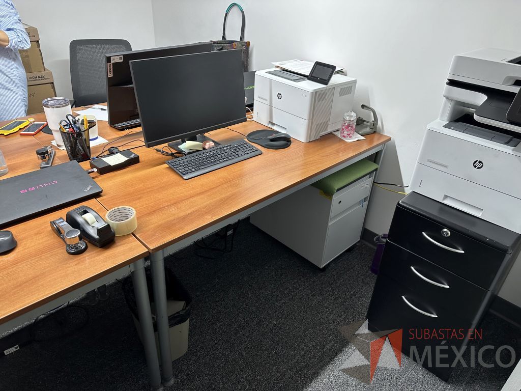 Lote 043 - Mesa de trabajo con estructura metálica con cubierta color madera y archivero vertical de 2 cajones con cojín color verde - Imagen 3