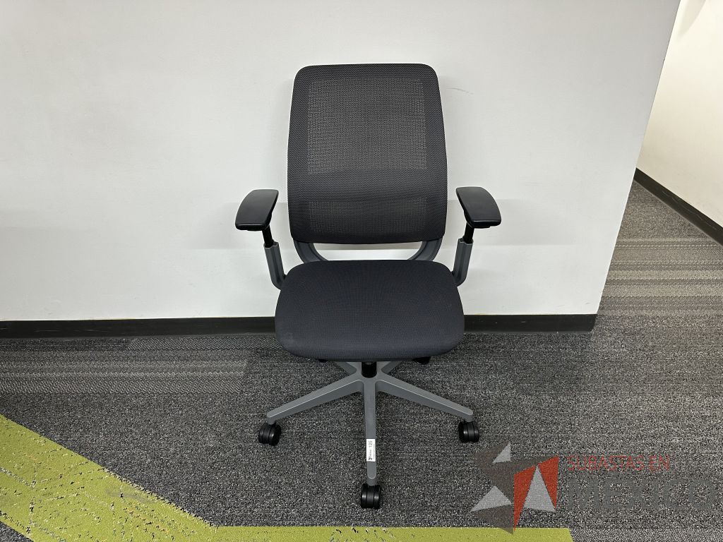Lote 085 - Silla operativa con ruedas, descansabrazos, respaldo en malla y asiento en tela color negro