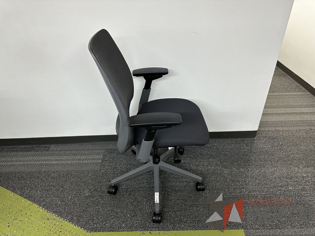 Lote 085 - Silla operativa con ruedas, descansabrazos, respaldo en malla y asiento en tela color negro - Imagen 2