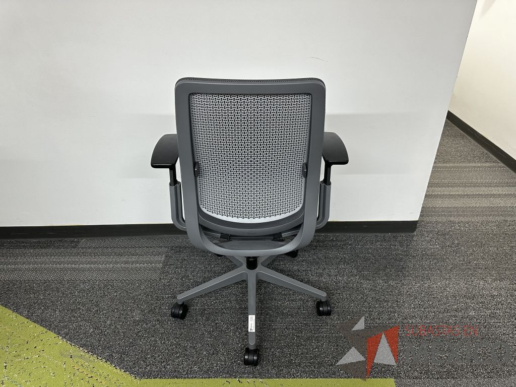 Lote 085 - Silla operativa con ruedas, descansabrazos, respaldo en malla y asiento en tela color negro - Imagen 3