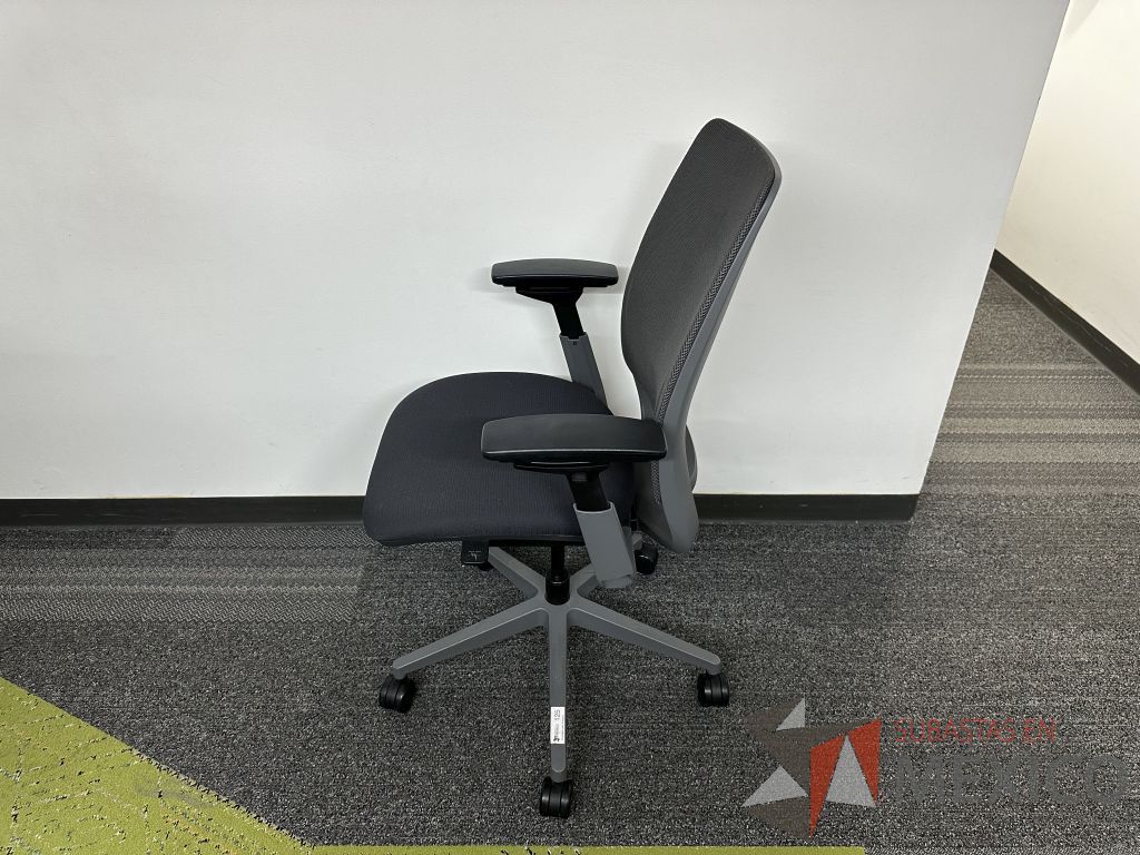 Lote 085 - Silla operativa con ruedas, descansabrazos, respaldo en malla y asiento en tela color negro - Imagen 4