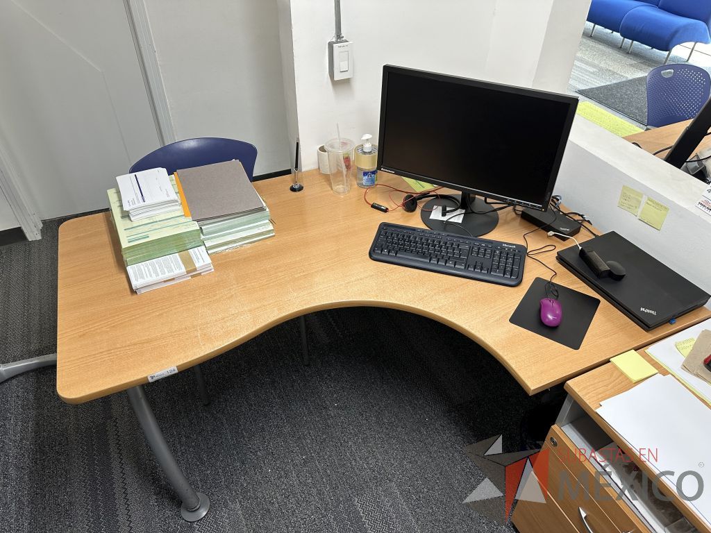 Lote 004 - Escritorio en escuadra con orificio para cables y archivero de pedestal con 3 cajones y 1 espacio