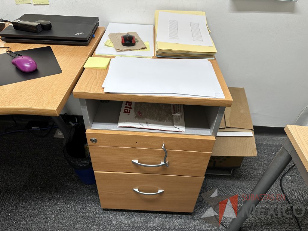 Lote 004 - Escritorio en escuadra con orificio para cables y archivero de pedestal con 3 cajones y 1 espacio - Imagen 4