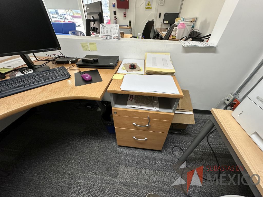 Lote 004 - Escritorio en escuadra con orificio para cables y archivero de pedestal con 3 cajones y 1 espacio - Imagen 5