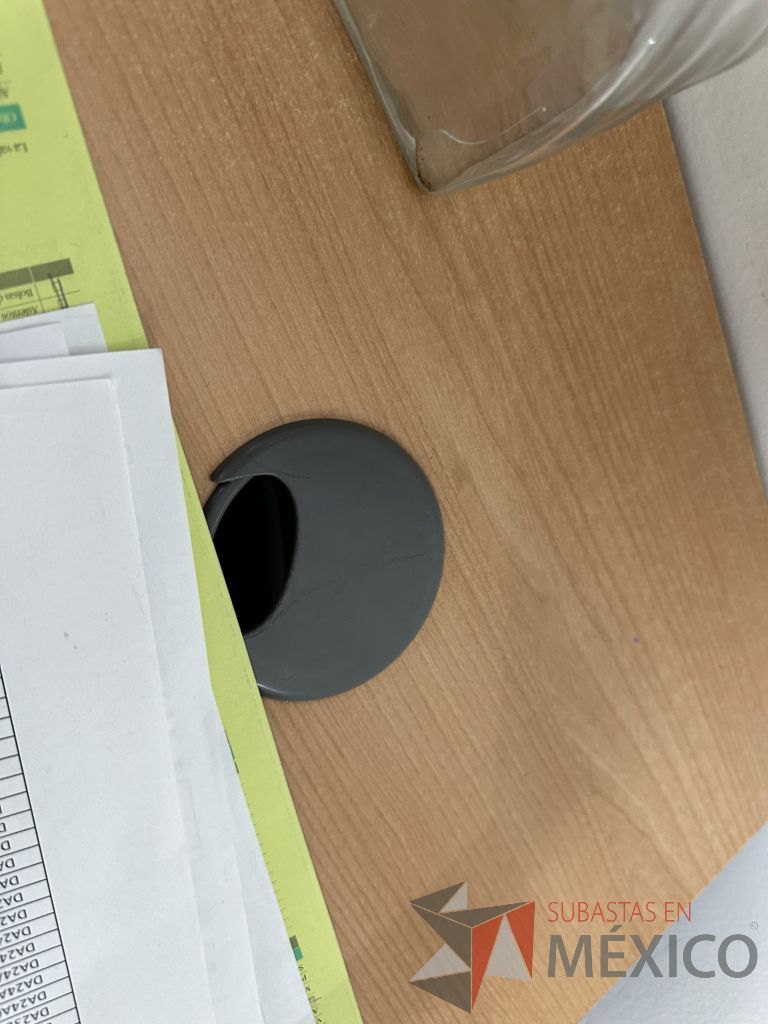 Lote 004 - Escritorio en escuadra con orificio para cables y archivero de pedestal con 3 cajones y 1 espacio - Imagen 7