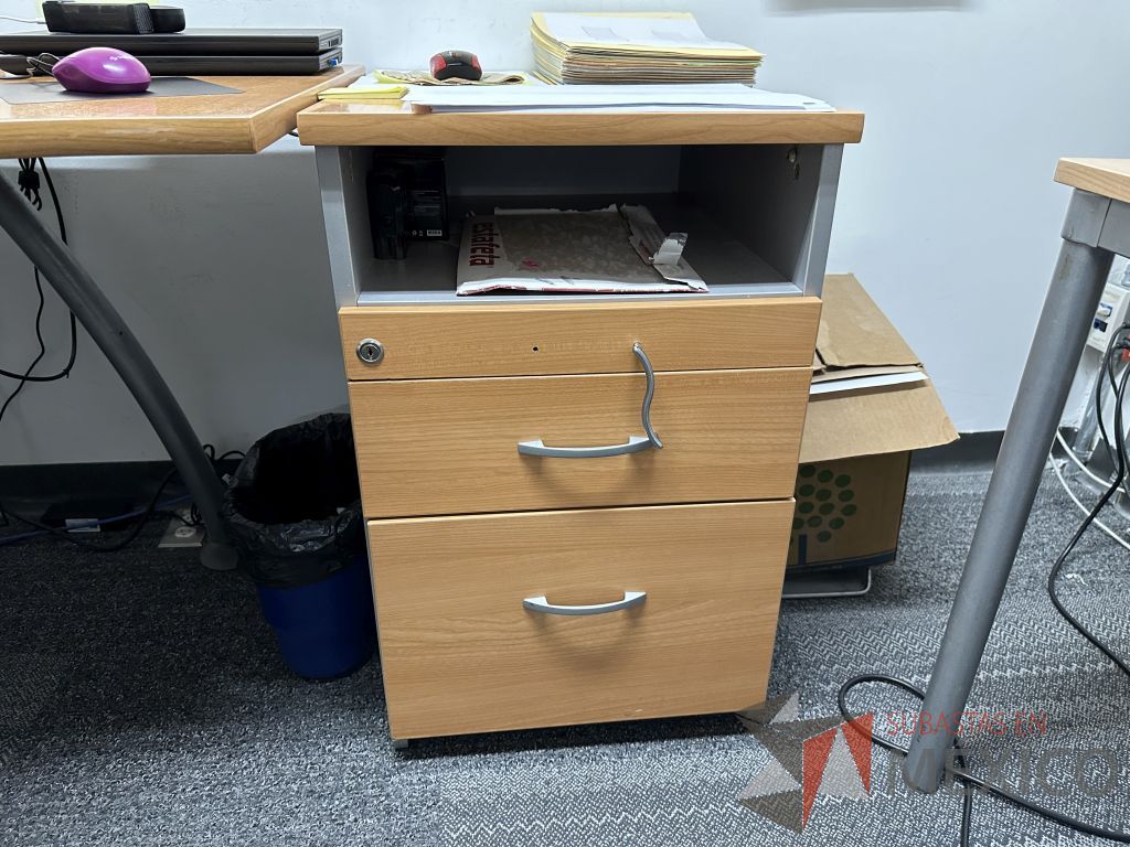Lote 004 - Escritorio en escuadra con orificio para cables y archivero de pedestal con 3 cajones y 1 espacio - Imagen 8