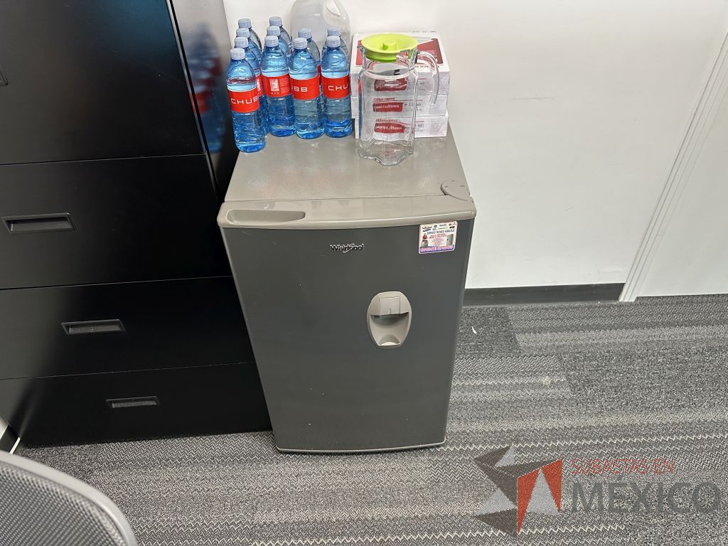 Lote 028 - Frigobar con dispensador de agua WHIRLPOOL, Modelo: WS6601D - Imagen 2