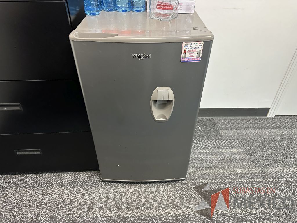Lote 028 - Frigobar con dispensador de agua WHIRLPOOL, Modelo: WS6601D