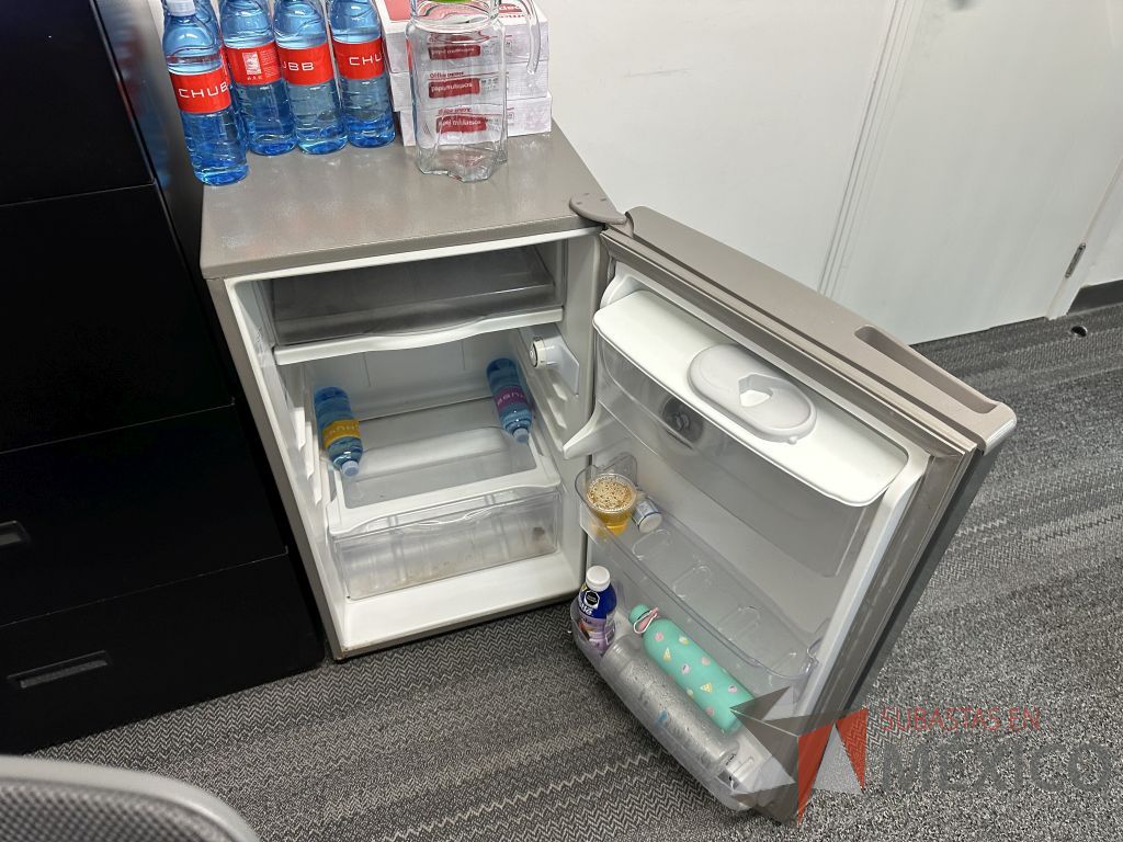 Lote 028 - Frigobar con dispensador de agua WHIRLPOOL, Modelo: WS6601D - Imagen 5