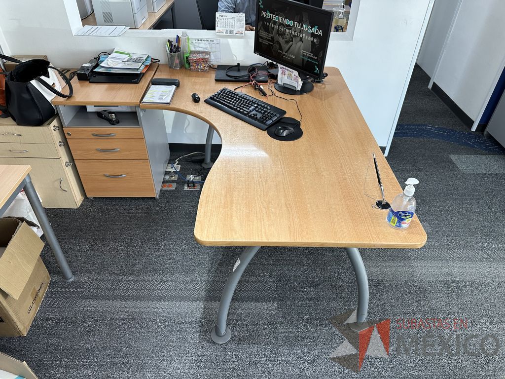 Lote 003 - Escritorio en escuadra con orificio para cables y archivero de pedestal con 3 cajones y 1 espacio - Imagen 3