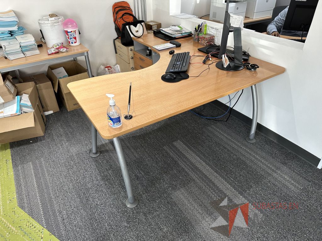 Lote 003 - Escritorio en escuadra con orificio para cables y archivero de pedestal con 3 cajones y 1 espacio - Imagen 4