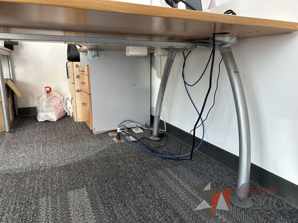 Lote 003 - Escritorio en escuadra con orificio para cables y archivero de pedestal con 3 cajones y 1 espacio - Imagen 7