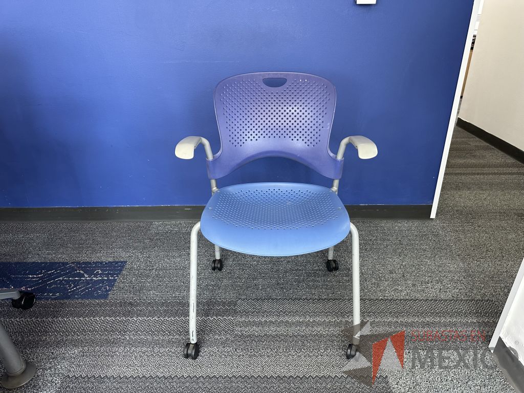 Lote 050 - Silla de visita con ruedas, descansabrazos, asiento y respaldo en plástico color azul