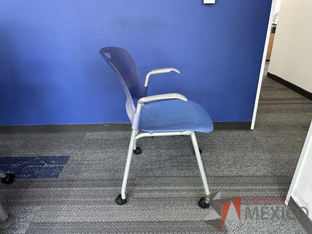 Lote 050 - Silla de visita con ruedas, descansabrazos, asiento y respaldo en plástico color azul - Imagen 2