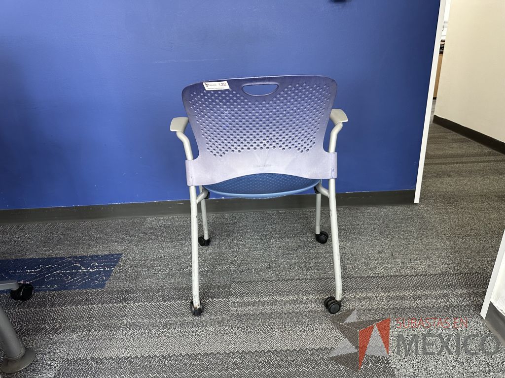 Lote 050 - Silla de visita con ruedas, descansabrazos, asiento y respaldo en plástico color azul - Imagen 3