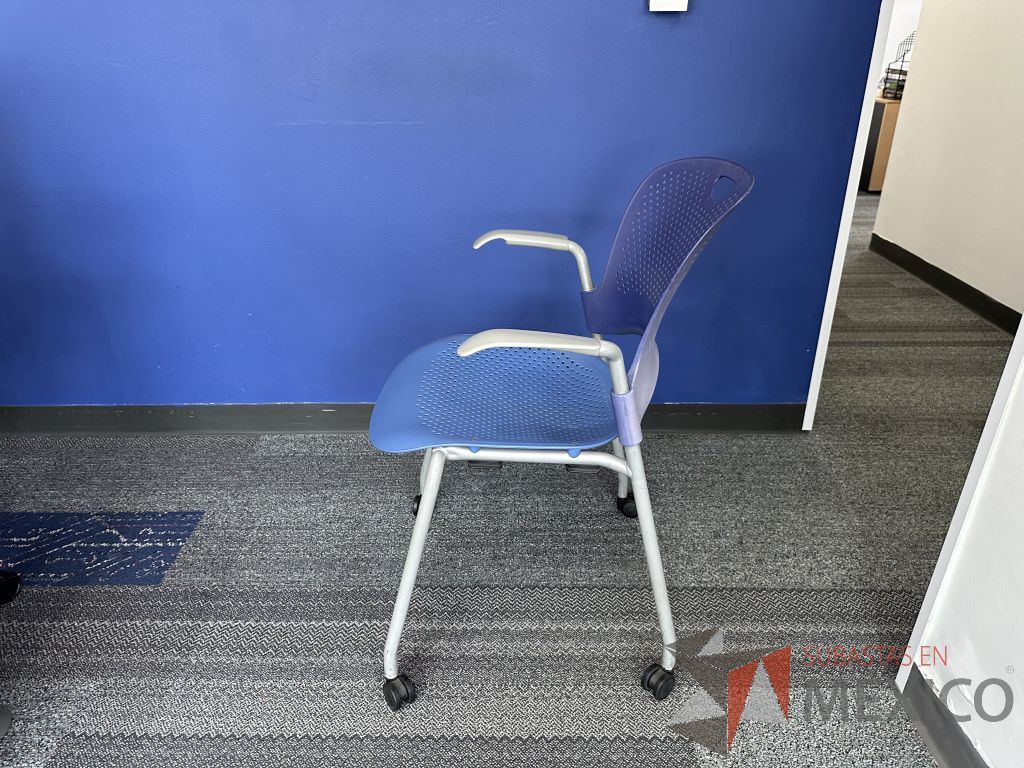 Lote 050 - Silla de visita con ruedas, descansabrazos, asiento y respaldo en plástico color azul - Imagen 4