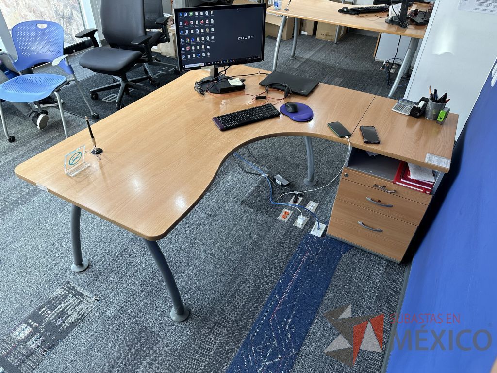 Lote 051 - Escritorio en escuadra con orificio para cables y archivero de pedestal con 3 cajones y 1 espacio
