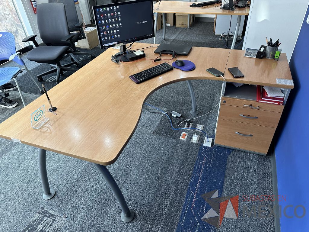 Lote 051 - Escritorio en escuadra con orificio para cables y archivero de pedestal con 3 cajones y 1 espacio - Imagen 4