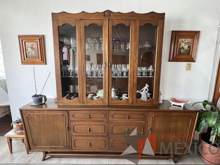 Lote 002 - Vitrina con 2 puertas y trinchero con 3 cajones y 2 puertas. En caoba