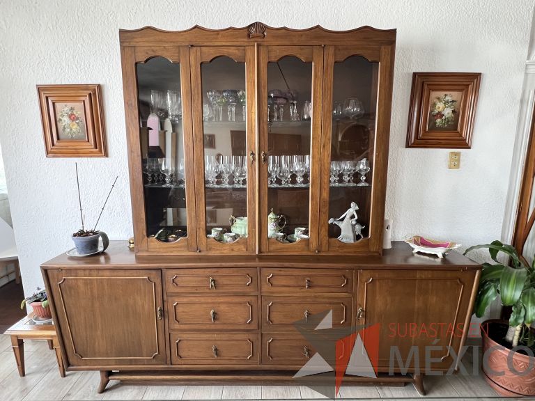 Lote 002 - Vitrina con 2 puertas y trinchero con 3 cajones y 2 puertas. En caoba - Imagen 2