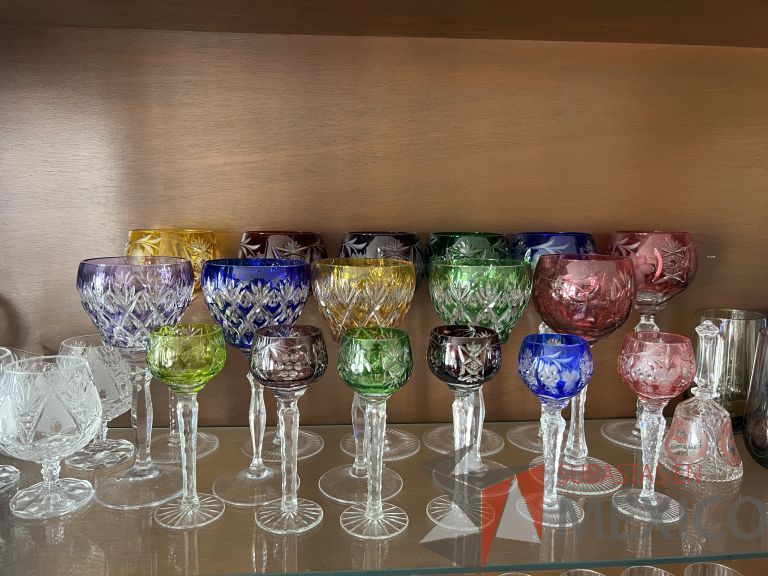 Lote 001 - Set de 17 copas de cristal de diferentes tamaños y colores